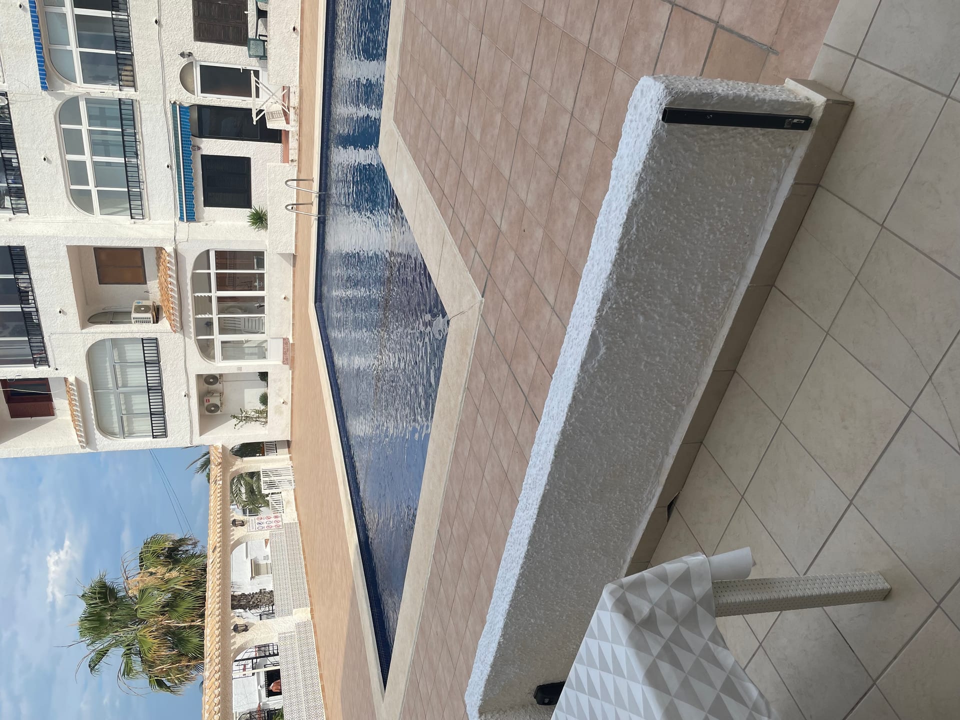 Lägenhet i Torrevieja med terrass ut mot pool 