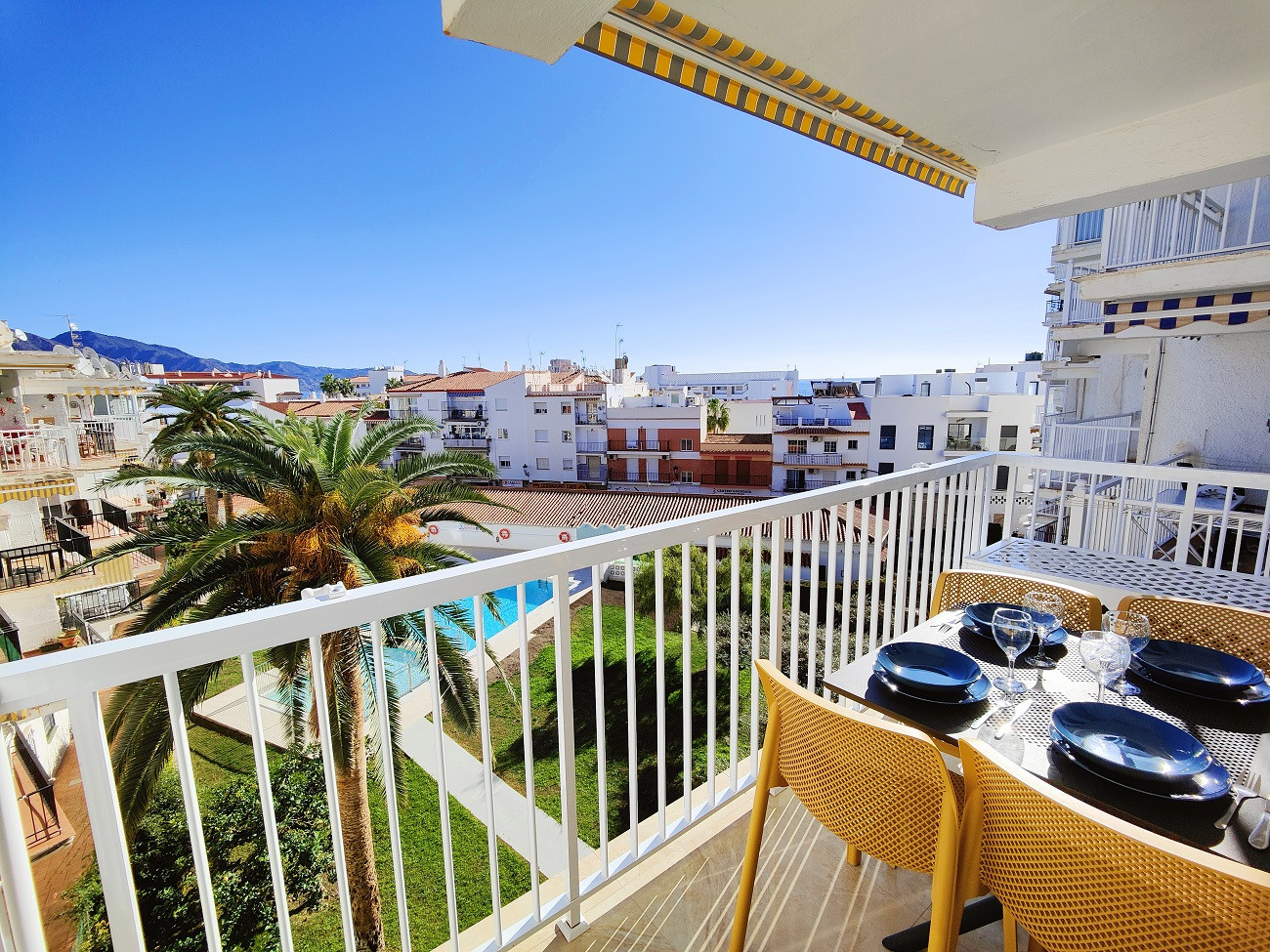 Renoverad lägenhet med poolutsikt i bästa området Parador/Nerja!     