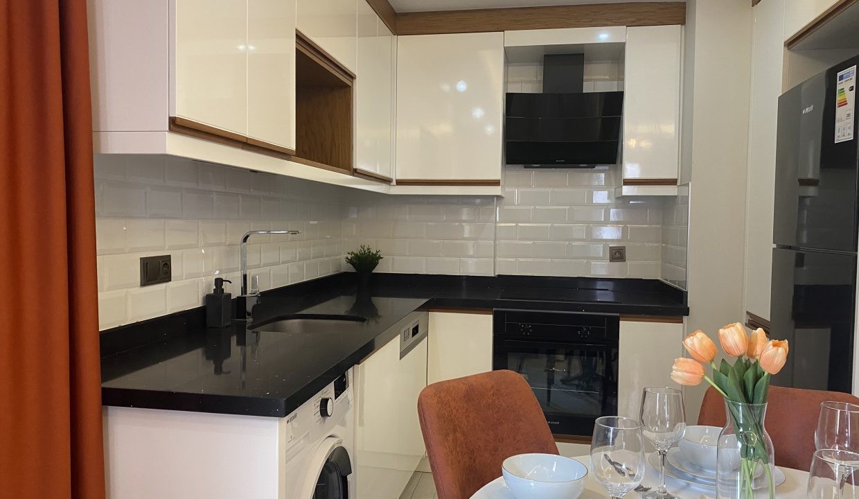 Retro 7 Supernice 1+1 in the Middle of Cleopatra