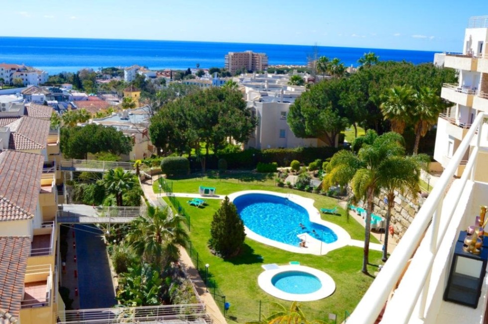 Strandnära modern lägenhet med havsutsikt och närhet till allt . 